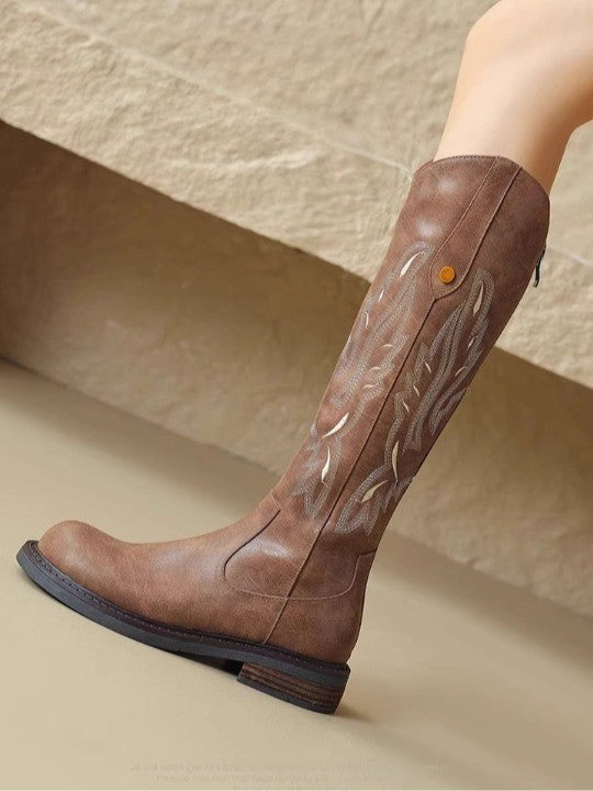 Bottes longues marron avec fermeture éclair arrière et broderie